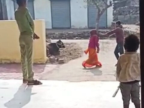 आशा वर्कर ने बीच सड़क पर नशे में धुत युवक की चप्‍पल से पिटाई शुरू कर दी. (न्‍यूज 18 हिन्‍दी)