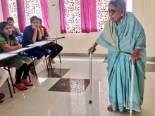 जुनून: दुनिया की सबसे उम्रदराज प्रोफेसर, 95 की उम्र में करती हैं 120 किमी सफर