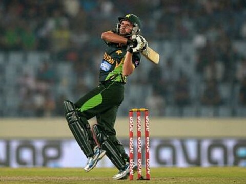 पीएसएल से पहले हुए प्रदर्शनी मैच में शाहिद अफरीदी ने बल्‍ले से दिखाया जलवा. (AFP)