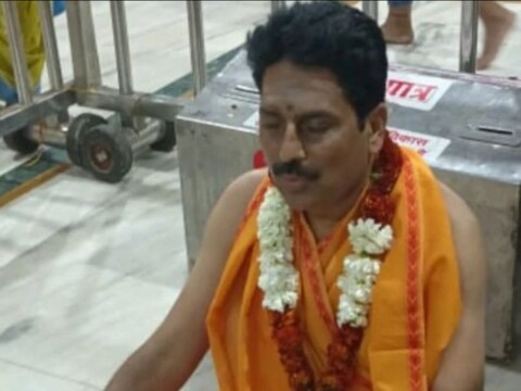शैलेश लोढ़ा पूजा में लीन नजर आ रहे हैं.(फोटो साभार: iamshaileshlodha/Instagram)