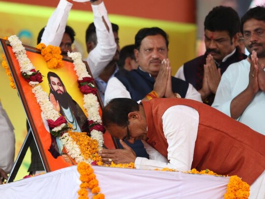 Bhopal News: मुख्यमंत्री शिवराज सिंह चौहान भिंड पहुंचे. उन्होंने यहां संत रविदास जी के चित्र पर माल्यार्पण कर स्वीकृति पत्र वितरण कार्यक्रम का शुभारंभ किया. (Photo-twitter@OfficeofSSC)