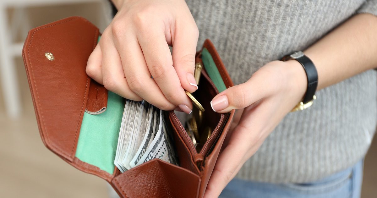 Vastu Tips remedies for wallet these things should not be kept in purse |  पर्स में भूलकर भी नहीं रखनी चाहिए ये 4 चीजें, हो जाएंगे कंगाल