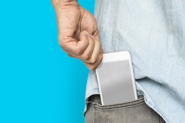  Harm keeping phone in pocket : जेब में फोन रखने से क्या-क्या नुकसान? एक्सपर्ट्स के मुताबिक, जब वायरलेस नेटवर्क से कनेक्टेड फोन को आप अपनी जेब में रखते हैं तो आपको शरीर को 2 से 7 गुणा रेडिएशन झेलना पड़ता है. यहां यह ध्यान देने वाली बात है कि फोन रेडिएशन को भी कैंसर की एक वजह माना जाता है. आपको जान हैरानी होगी कि यह रेडिएशन आपके डीएनए स्ट्रक्चर को बदल सकता है. इससे नपुंसकता तक का खतरा रहता है और दिल से जुड़ी समस्या भी हो सकती है.