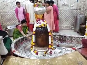  इस बीच महाकालेश्वर मंदिर का खजाना भी खूब भरा है. ‘महाकाल लोक’ बनने के बाद साल भक्तों ने 2021 की तुलना में 2022 में दोगुने से ज्यादा दान किया है.