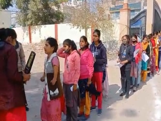  चूरू जिले के सरदारशहर तहसील के अमरपुरा गांव की रहने वाली कमला ने बताया कि जब वह स्कूल में पढ़ रही थी उसी दौरान करंट लग जाने से उसके दोनों हाथ खराब हो गए थे. ऑपरेशन के बाद उसके दोनों हाथ काटने पड़े.