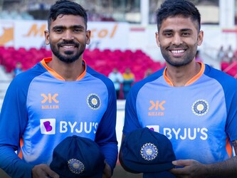  सूर्यकुमार यादव (Suryakumar Yadav) को 32 साल की उम्र में टेस्ट डेब्यू करने का मौका मिला. भारत और ऑस्ट्रेलिया के बीच 4 मैचों की टेस्ट सीरीज 9 फरवरी गुरुवार से शुरू हुई. पहला मैच नागपुर में खेला जा रहा है. सूर्या को प्लेइंग-11 में शामिल किया गया है. (Video Grab)