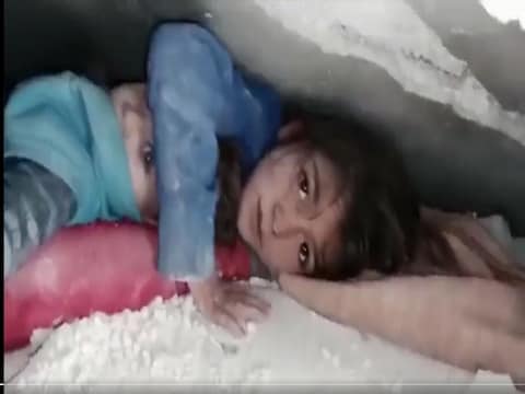 सीरिया में आए भूकंप के कारण मलबे में फंसे बच्‍चों को सुरक्षित बाहर निकाला गया. ( फोटो- Videograb  ) 