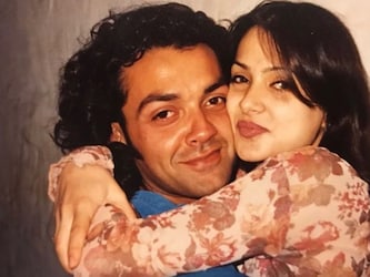  मुंबई: हम बॉबी देओल (Bobby Deol) के बारे में जानते हैं लेकिन इनकी वाइफ तान्या के बारे में कम ही जानते हैं. धर्मेंद्र की बहू तान्या एक अमीर बिजनेसमैन फैमिली से ताल्लुक रखती हैं. इन्हें पहली बार देखते ही बॉबी अपने होश खो बैठे थे और सोच लिया था कि तान्या को ही अपना हमसफर बनाएंगे. आईए इस खूबसूरत स्टार वाइफ के बारे में बताते हैं, जो किसी बॉलीवुड एक्ट्रेस से कम हसीन नहीं हैं. (फोटो साभार: iambobbydeol/Instagram)
