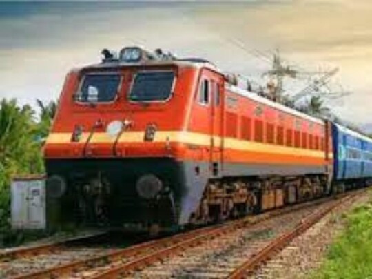 रेलवे ने आज 29 ट्रेनों को रिशैड्यूल भी किया है.