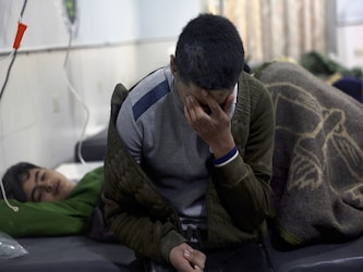  भूकंप के केंद्र के पास कहारनमारस और गाजियांटेप के बीच सबसे भारी तबाही हुई है. जहां पूरा शहर मलबों के साथ भारी बर्फ के बीच खंडहर हो गया है. आपदा प्रबंधन एजेंसी ने कहा कि तुर्की में अब तक 14,000 से अधिक लोगों के घायल होने की सूचना है. जबकि सीरिया ने कहा कि उसके यहां कम से कम 3,411 लोग घायल हुए हैं. (फोटो AP)