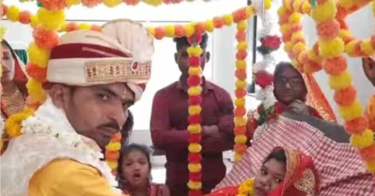 Mandap built on hospital bed, Pandit read mantras and groom demanded bride, unique marriage went viral!