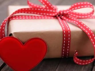  Valentine वीक की शुरुआत हो गई है, और इस अवसर पर प्रेमी-प्रेमिका, पति-पत्नी या हर कोई चाहने वाला एक दूसरे को गिफ्ट देकर विश करता है. कई लड़को की गर्लफ्रंड के घरवालों उनके रिश्ते से खुश नहीं होते हैं, और इस स्तिथि में लड़का हर कोशिश करता है कि घर वाले मान जाएं. कुछ लोग वैलेंटाइन वीक का हर दिन सेलिब्रेट करते हैं, और मौके के हिसाब से गुलाब, चॉकलेट, टेडी बियर देते हैं, और एक खास तोहफा देने के लिए खास वैलेंटाइन्स डे का इंतज़ार करते हैं.