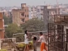 मां ने छत पर बॉयफ्रेंड के साथ बेटी को पकड़ा, फिर निकाली चप्पल, Video वायरल