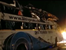 दिल्ली से बिहार जा रही बस डिवाइडर से टकराकर पलटी, 3 की मौत, 22 घायल