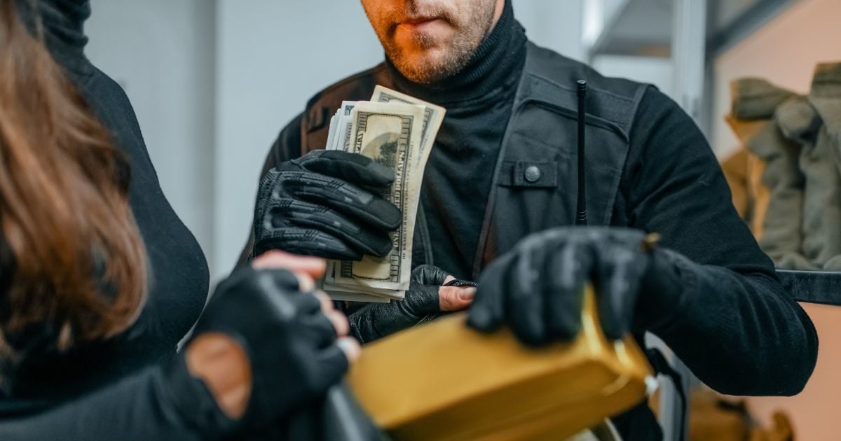 Strange Robber Man stole 1 dollar from bank to get locked in federal jail utah america ...