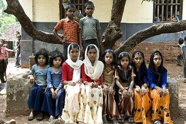 चौंकाने वाली बात ये है कि डॉक्टरों को भी नहीं पता कि आखिर ऐसा क्यों है कि इस जगह पर इतने जुड़वां (Mystery village with twins) लोग रह रहे हैं. पूरे भारत में यहां जुड़वां लोगों की संख्या सबसे ज्यादा है. कोच्ची से 150 किलोमीटर दूर मुस्लिम बहुसंख्यक गांव है कोडिनी. इंडियाटाइम्स की रिपोर्ट के अनुसार इसकी कुल आबादी 2000 है और 400 से ज्यादा यहां ट्विंस हैं.