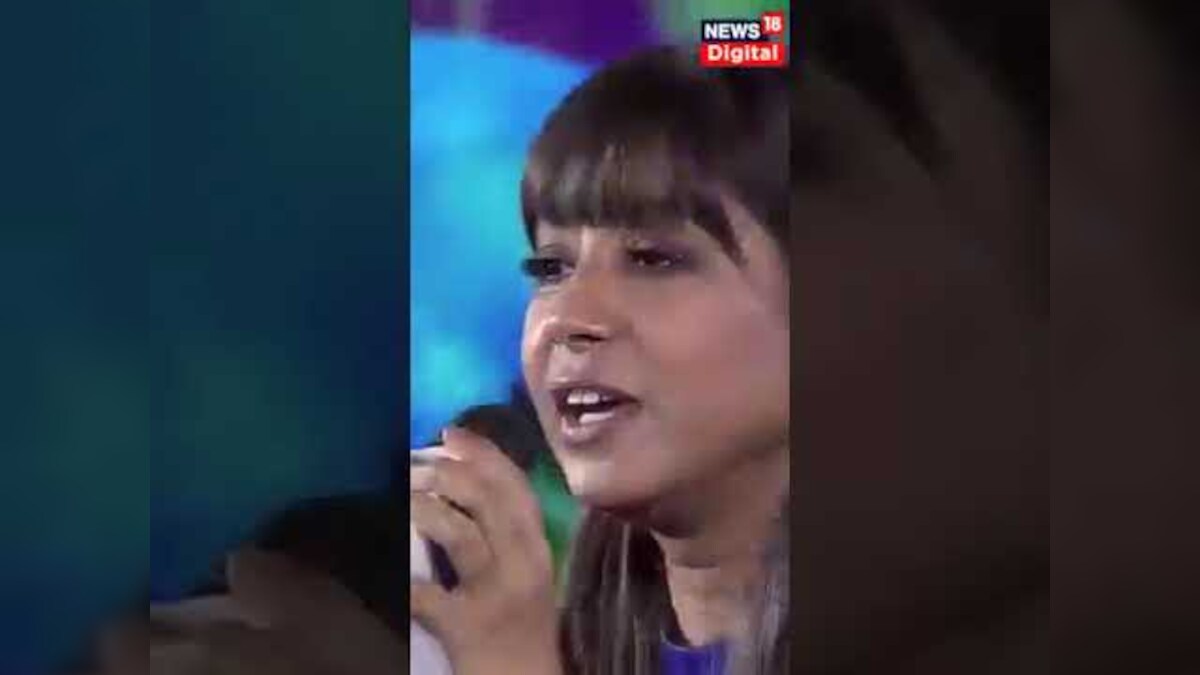 Singer Shilpa Rao ने News18 Rising के मंच पर गाया Beshram Rang Song ...