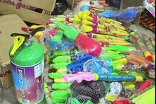 Dhanbad News : सज गया होली का बाजार, गन पिचकारी के दीवाने हो रहे बच्चे, मुखौटा और टोपी की भी डिमांड