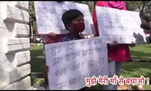 पुलिस अंकल हमें मां से बचा लीजिए... गले में तख्ती टांग बच्चियों ने लगाई गुहार