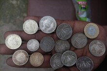 Old Coin Collection: 2 पैसा...5 पैसा.. इस शख्स के पास 1866 से अबतक के सिक्के, खरीदने का भी मौका