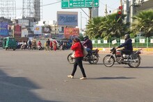 UP Weather Update: होली से पहले लखनऊ समेत UP के कई जिलों का बदला मौसम, IMD ने जारी किया ये अपडेट