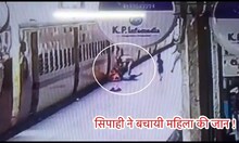 VIDEO: कानपुर रेलवे स्टेशन पर टला बड़ा हादसा, जीआरपी सिपाही ने ऐसे बचाई जान