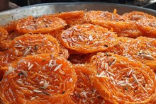 Rajasthani Sweet: सिर्फ 10 बनने वाली इस मिठाई का सालभर इंतजार करते हैं लोग, जानें क्यों है खास...