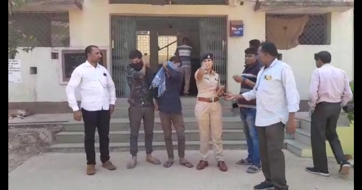 Munger News: महिला के साथ साइबर फ्रॉड, मुंगेर पहुंची मुंबई पुलिस, इस गांव से दो आरोपी किए गिरफ्तार