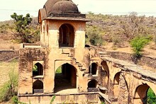 Bharatpur News: महाराजा सूरजमल के ससुराल की हवेली रखरखाव के अभाव में खंडहर, प्रशासन नहीं ले रहा संज्ञान