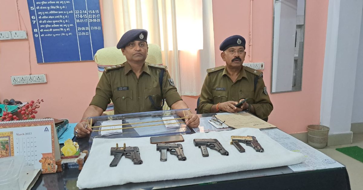 Munger News : मुंगेर पुलिस ने अवैध हथियारों समेत तस्कर को किया गिरफ्तार, दूर तक फैला है नेटवर्क