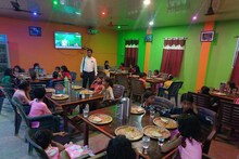 अमीर नहीं बड़े दिलवाले करते हैं ये काम....शादी की सालगिरह पर दर्जनों गरीब बच्चों को रेस्टोरेंट में दी पार्टी