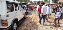 Farmers Agitation: UP के बाद अब बिहार के किसान परेशान, बेगूसराय में सड़क पर क्यों फेंक रहे आलू?