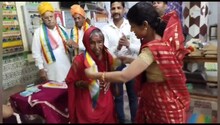 Sagar: श्रीजी गुरुकुल ने लिए 92 साल की महिला ने दान किया लाखों का अभूषण