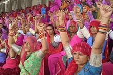 बाड़मेर में चूड़े ने भरी हुंकार, अब सरकार से आर या पार की लड़ाई में आंगनवाड़ी कार्यकर्ता