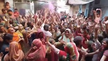 Rang Panchami 2023: कान्हा की गोपियां बन उड़ाया रंग गुलाल, फिर भजनों पर लगाए ठुमके