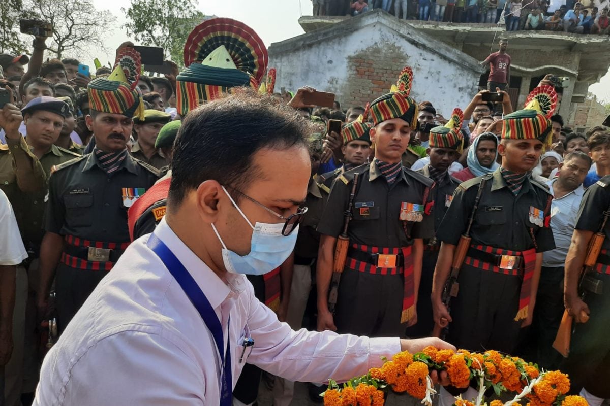 Chapra news last farewell to the martyred soldier in uttarakhand with moist  eyes chhapras another martyr in the name of the country - Chapra News : नम  आंखों से दी गई उत्तराखंड