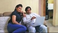 हीरा ठाकुर से कम नहीं दिनेश की कहानी, ड्राइविंग की और पत्नी को बनाया डॉक्टर