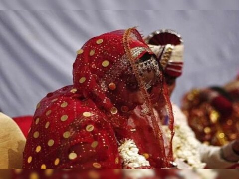 सुहागरात पर मुंह दिखाई की रकम ना मिलने पर रुठी दुल्हन।