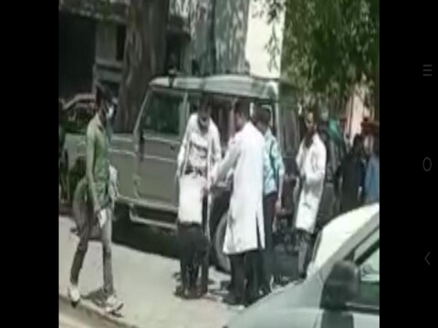 सीसीटीवी में कैद हुई डॉक्टरों द्वारा किशोर को पीटने की घटना