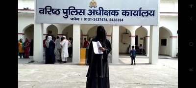 पत्नी को गैर मर्दों के सामने परोस देता है पति