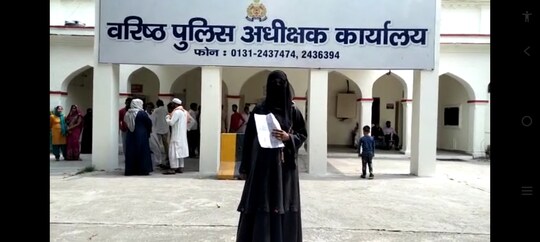 पत्नी को गैर मर्दों के सामने परोस देता है पति