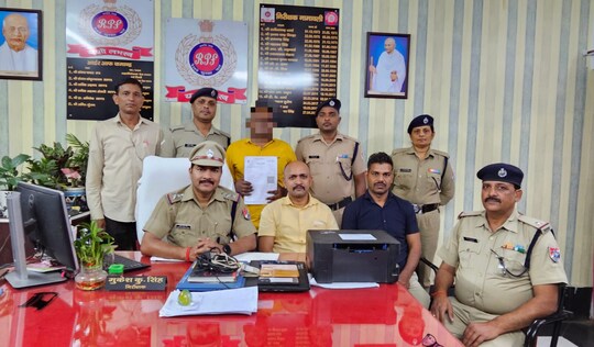 लगातार मिल रही सूचना के बाद पुलिस ने छापेमारी कर टिकट दलाल को किया गिरफ्तार 