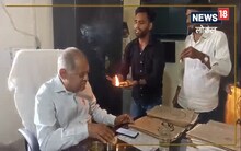 खाना खा रहे रजिस्ट्रार के कमरे में घुसे छात्र, आरती उतारकर लगाया तिलक, जानें माजरा