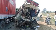 Dausa News : ट्रेलर और कंटेनर की टक्कर में एक की मौत, घायलों को निकालने में चला 1 घंटे का रेस्क्यू