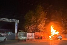 ...जब खड़ी कार में अचानक लगी आग, चंद सेकेंडों में जलकर खाक हुई लाखों की गाड़ी