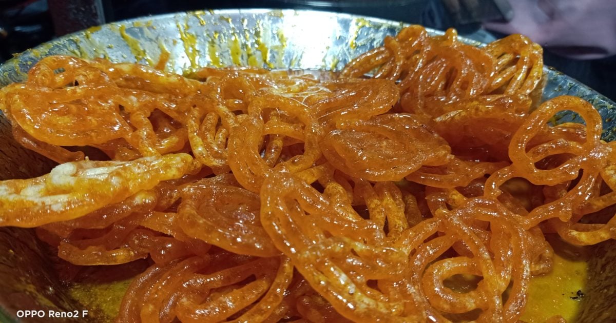 Jamshedpur News यहां केसरिया दूध के साथ मिलती है केसरिया जलेबी, इस