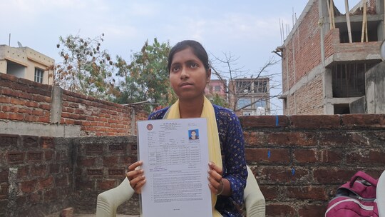 कोमल ने बताया मैट्रिक परीक्षा मे भी इनका 437 अंक प्राप्त हुए थे. 