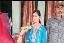 Bihar Board 12th Topper: पढ़ने के लिये रोज चलाई 10 किमी साइकिल, टॉपर बनी तो गांव में उतारी गई आरती