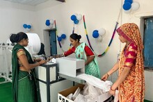 राजस्थान के इस शहर में आत्मनिर्भर बनती आदिवासी महिलाएं, मिला 54 लाख सेनेटरी पैड बनाने ऑर्डर