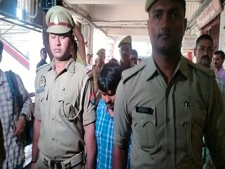 कोर्ट में पेशी के लिये अतीक के गुर्गों को ले जाती पुलिस